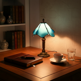 Lampe classique avec abat-jour en forme de pétale